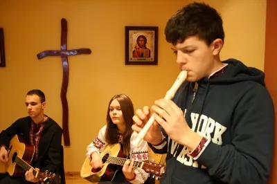 Спільне колядування у церковній світлиці в Ґіжицьку