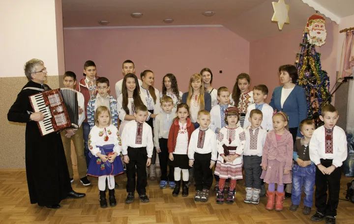 У день Св. Миколая відбулася передріздвяна зустріч дітей в катехетичному пункті навчання в Хотинці та завершення конкурсу на різдвяну прикрасу