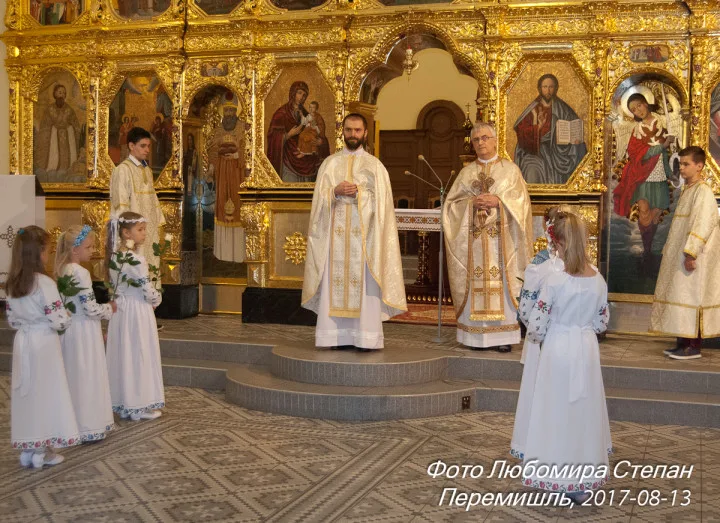 Сьогодні відбулися урочистості першої Святої Літургії отця Мирослава Лопуха,  в родинній парафії Св. Івана Хрестителя у Перемишлі
