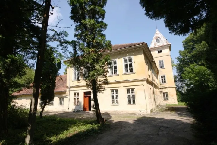 Pałac w magicznym ogrodzie