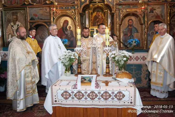 Новоієрей Адріян Лихач служив першу Святу Літургію у рідній парафії в Хотинці