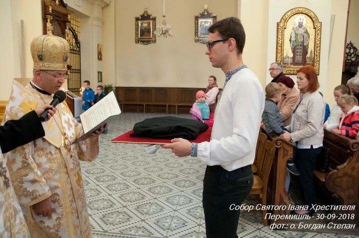 В Перемишлі Митрополит і Архиєпископ Євген освятив підрясник для  семінариста Митрополичої Духовної Семінарі в Любліні