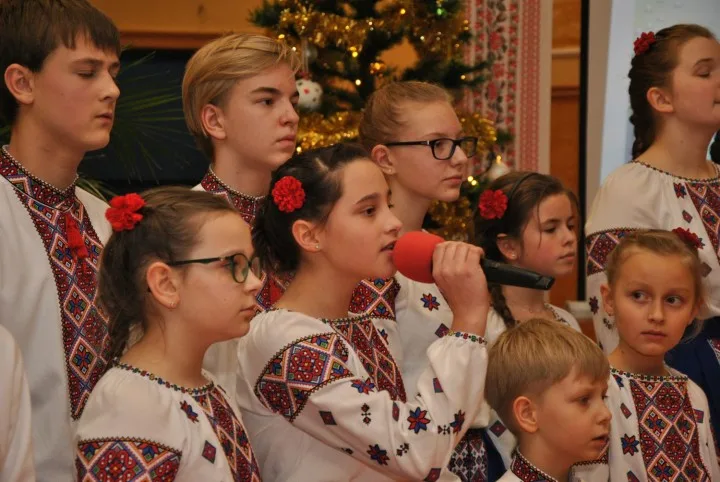 ВЖЕ ВЕЧІР СВЯТИЙ ПРИХОДИТЬ ДО ХАТИ…