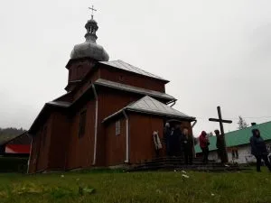Моління у старій церкві в Селиськах